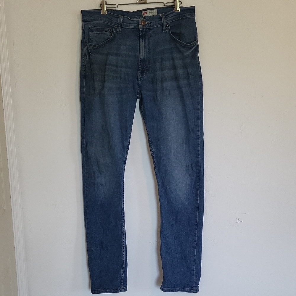 Wrangler Men's Blue Jeans. Atlethic Fit